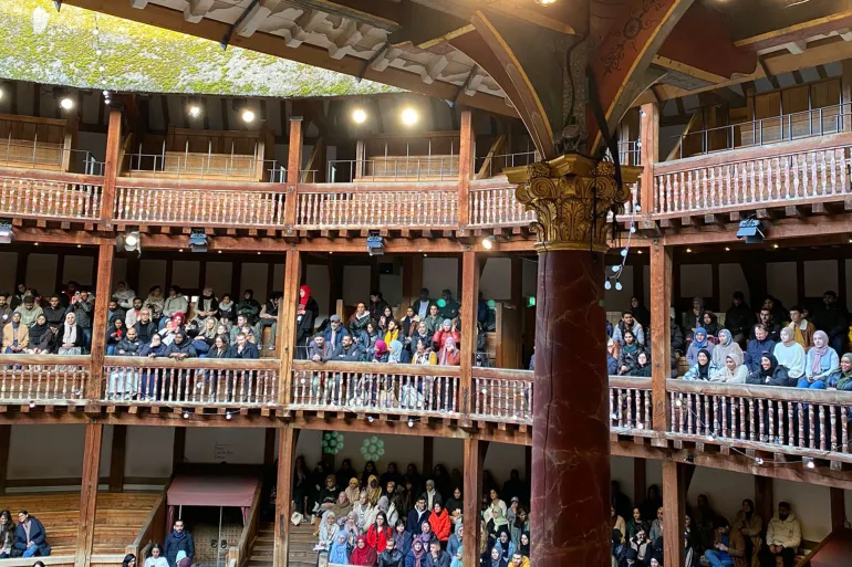 استضاف مسرح "شكسبير غلوب" أحد أكبر المسارح التاريخية في العاصمة البريطانية لندن، إفطارا جماعيا لعدد من المسلمين، وذلك بتنظيم من مبادرة "الإ