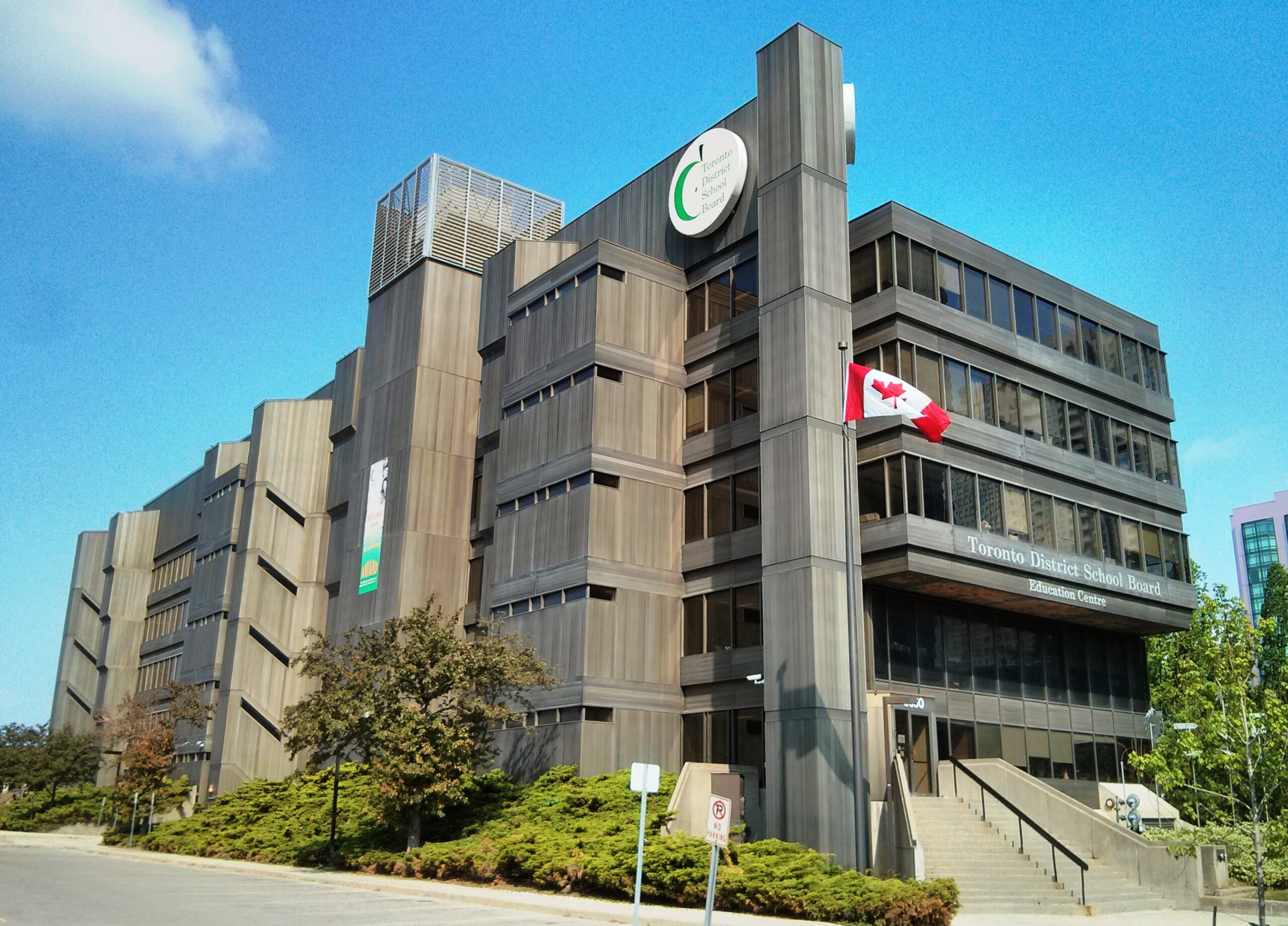 أعلن مجلس مدارس تورونتو عن تطوير وتنفيذ استراتيجية شاملة جديدة لمكافحة الإسلاموفوبيا في المدارس. ووافق أمناء المدرسة بالإجماع على الخطة مسا