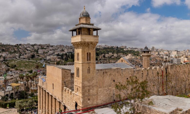 أدانت وزارة الخارجية والمغتربين الفلسطينية صباح اليوم الثلاثاء بأشد العبارات إقدام قوات الاحتلال ومجموعات من المستوطنين المتطرفين على رفع ع