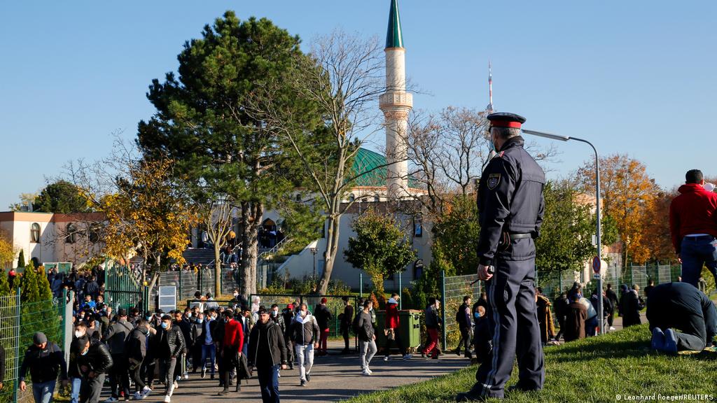 سجلت النمسا أكثر من 1300 هجوم عنصري ضد المسلمين في البلاد، غالبيتها كانت على مواقع الإنترنت والمنصات الرقمية. ووفقا لتقرير عام 2022 حول العن