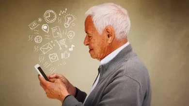 نصحت دراسة جديدة بضرورة مساعدة كبار السن في نشر صورة أو إرسال معايدة إلى أحد الأصدقاء على مواقع التواصل الاجتماعية والسبب أن الإنترنت قد يؤثر