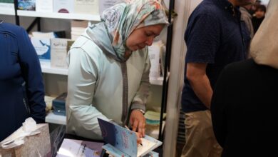 وقعت الدكتورة إيمان سلاوي أمس الأحد إصدارها الجديد "بساط الشوق: رحلة أسرة مغربية إلى الحج برّا" بفعاليا المعرض الدولي للنشر والكتاب في دورته 28 بالرباط.