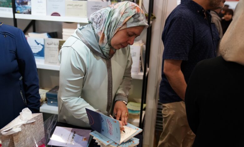 وقعت الدكتورة إيمان سلاوي أمس الأحد إصدارها الجديد "بساط الشوق: رحلة أسرة مغربية إلى الحج برّا" بفعاليا المعرض الدولي للنشر والكتاب في دورته 28 بالرباط.