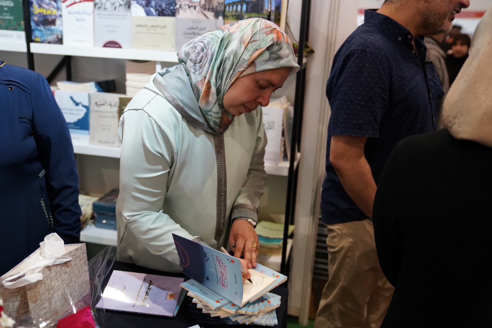 وقعت الدكتورة إيمان سلاوي أمس الأحد إصدارها الجديد "بساط الشوق: رحلة أسرة مغربية إلى الحج برّا" بفعاليا المعرض الدولي للنشر والكتاب في دورته 28 بالرباط.