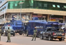 أوقفت السلطات في أوغندا 13 شرطيا عن العمل بسبب تعذيبهم 45 شابا مسلما، بعدما كشفت كاميرات المراقبة عن الشرطيين الأوغنديين وهم يضربون 45 شابا