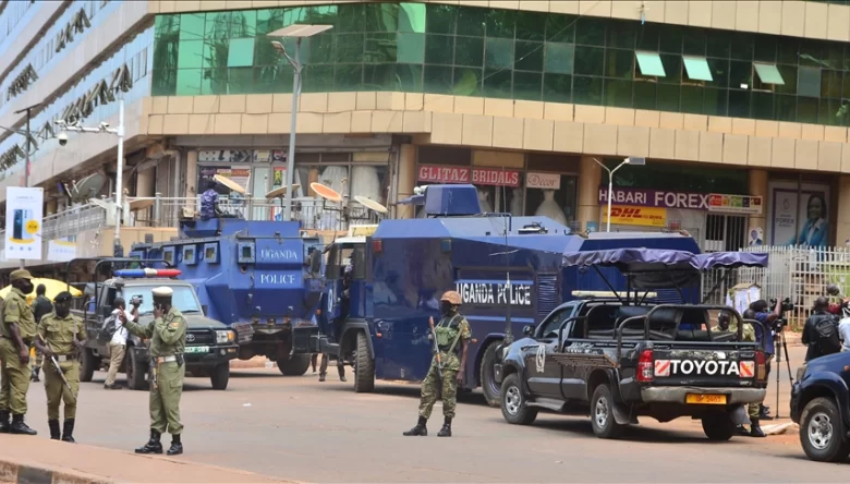 أوقفت السلطات في أوغندا 13 شرطيا عن العمل بسبب تعذيبهم 45 شابا مسلما، بعدما كشفت كاميرات المراقبة عن الشرطيين الأوغنديين وهم يضربون 45 شابا