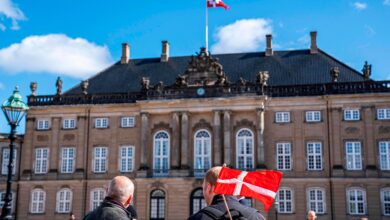 أعلنت حكومة الدنمارك أمس الأحد أنها ستدرس سبلا قانونية للحد من الاحتجاجات التي يتخللها في بعض الظروف حرق نسخ من الكتب المقدسة. وأشارت الحكو