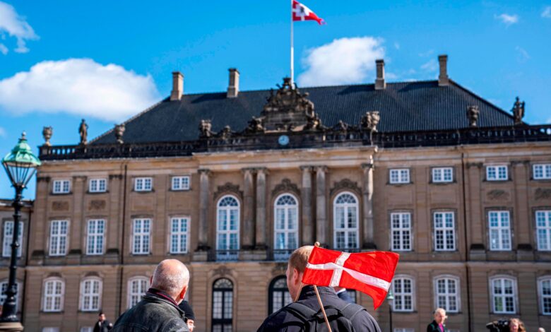 أعلنت حكومة الدنمارك أمس الأحد أنها ستدرس سبلا قانونية للحد من الاحتجاجات التي يتخللها في بعض الظروف حرق نسخ من الكتب المقدسة. وأشارت الحكو