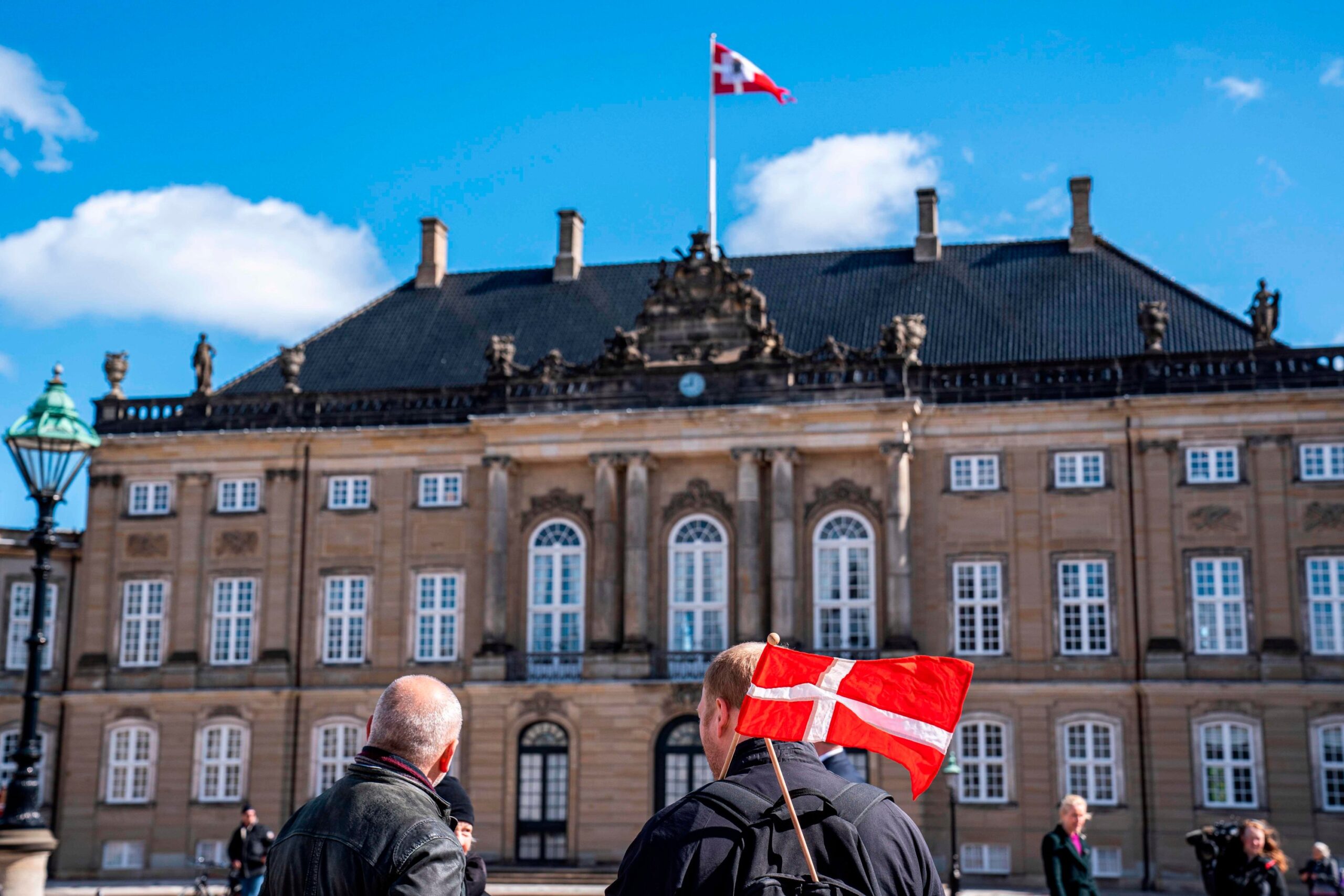 أعلنت حكومة الدنمارك أمس الأحد أنها ستدرس سبلا قانونية للحد من الاحتجاجات التي يتخللها في بعض الظروف حرق نسخ من الكتب المقدسة. وأشارت الحكو