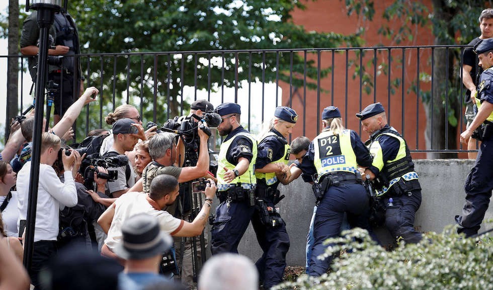 خلّف إحراق نسخة من مصحف القرآن الكريم يوم العيد بالسويد من طرف السويدي ذو الأوصول العراقية سلوان موميكا إدانات عربية ودولية واسعة. وتوجه الس