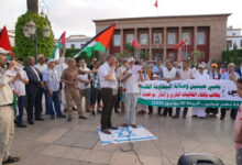 احتشد العشرات من المواطنين المغاربة مساء اليوم الجمعة أمام البرلمان بالرباط في وقفة شعبية إدانة لجرائم الحرب الصهيونية ضد المدنيين في مدينة