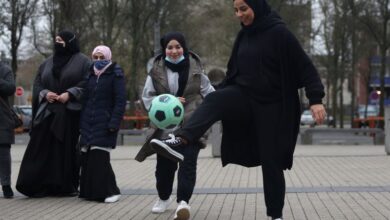 انتقدت منظمة العفو الدولية قرارا قضائيا فرنسيا يميز ضد لاعبات كرة القدم المسلمات، ووصفته بأنه "مخيّب جدا للآمال" وينتهك حرية التعبير وحرية ا