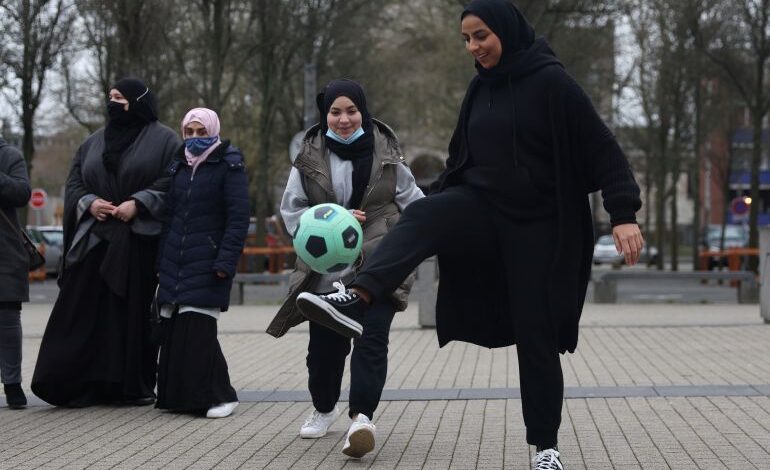 انتقدت منظمة العفو الدولية قرارا قضائيا فرنسيا يميز ضد لاعبات كرة القدم المسلمات، ووصفته بأنه "مخيّب جدا للآمال" وينتهك حرية التعبير وحرية ا