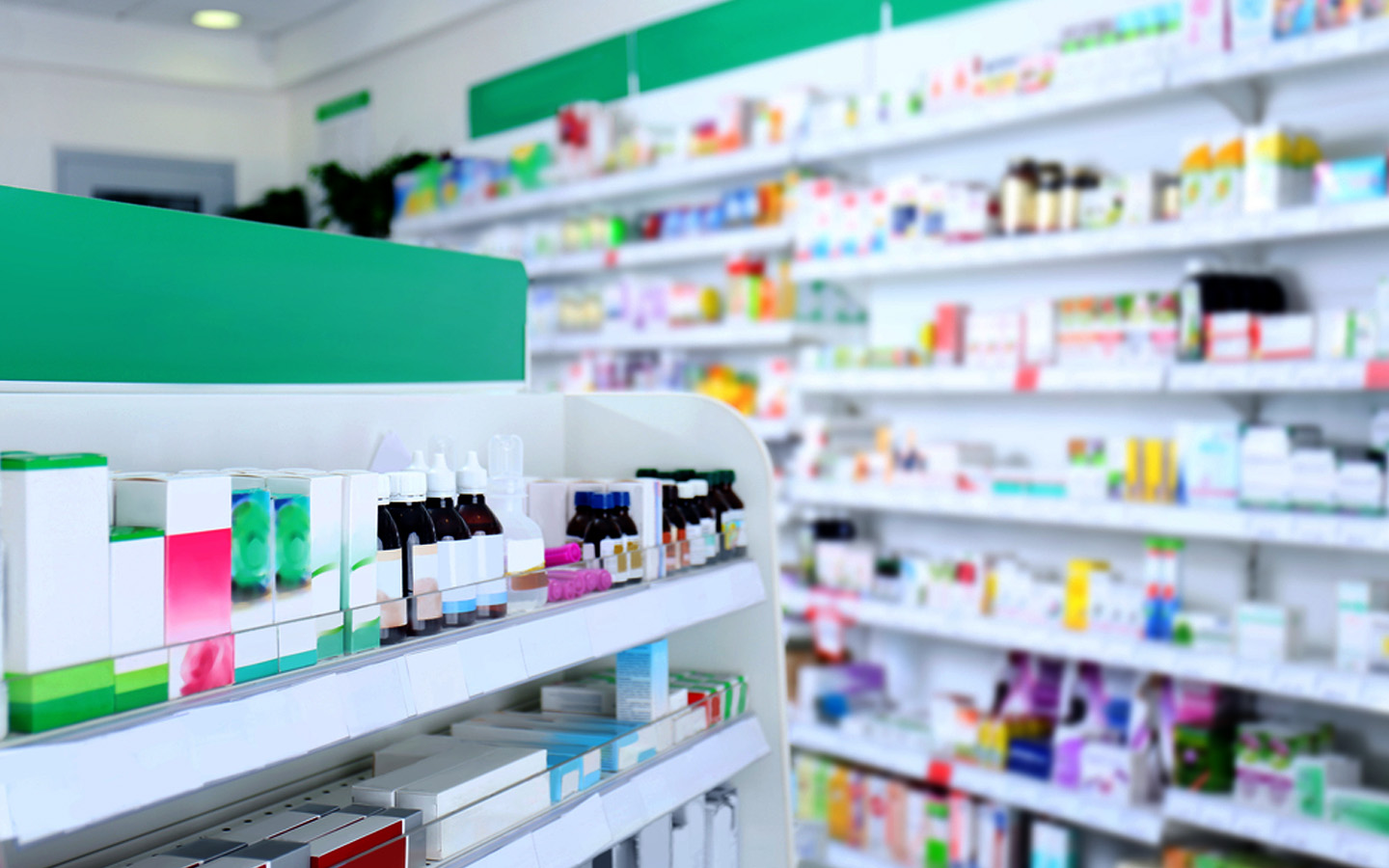 كشف تقرير جديد صدر عن الشبكة المغربية للدفاع عن الحق في الصحة والحق في الحياة أن أسعار الأدوية في المغرب عي أعلى من مثيلاتها في دول أخر، و