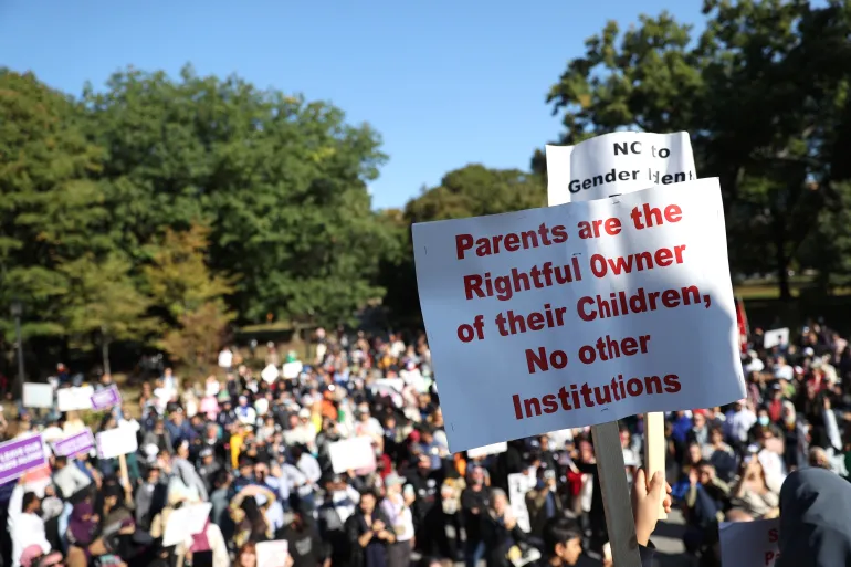 تواصلت موجة الاحتجاج في كندا على فرض الشذوذ في المناهج الدراسية للأطفال، ولا سيما بعد أنباء عن اعتقال عدد من المشاركين في المظاهرات الحاشد