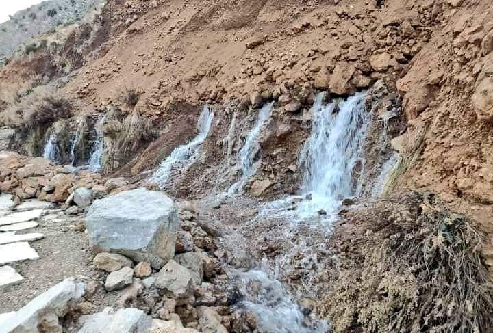 أظهرت مقاطع فيديو تداولتها وسائل التواصل الاجتماعي مواقع إخبارية تفجر ينابيع وظهور شلالات للمياه الجوفية في منطقة سوس والحوز عقب الزلزال ا