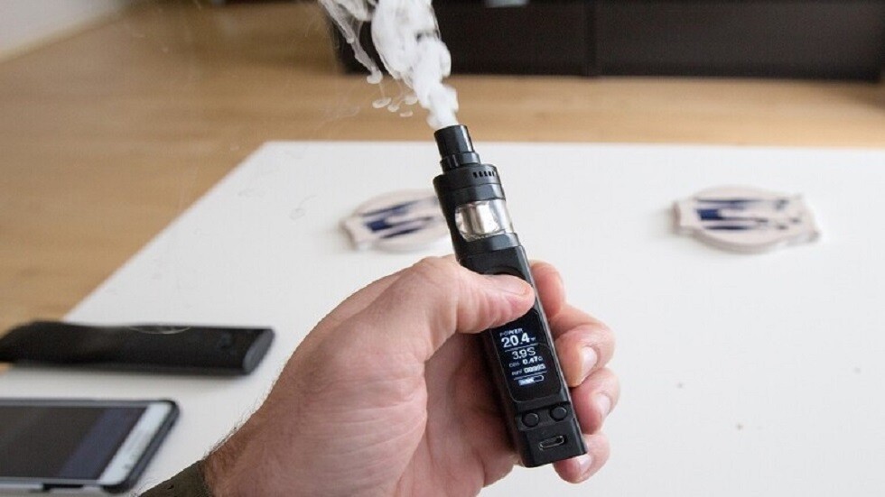 كشفت دراسة بريطانية أن أدخنة السجائر الإلكترونية تؤثر سلبيا على نشاط بعض المكونات الرئيسية في النظام المناعي بجسم الإنسان. وتوصل فريق بحثي