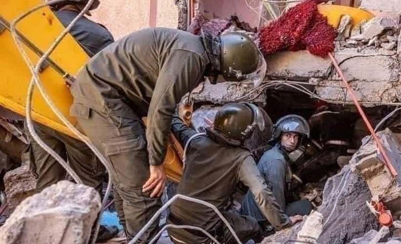 يواصل رجال الإنقاذ المغاربة السباق مع الزمن بدعم من فرق أجنبية عمليات الإنقاذ في المناطق التي ضربها الزلزال قصد العثور على ناجين أو جثث تحت الأنقاض وتقديم مساعدات للمشردين الذين دمرت منازلهم.