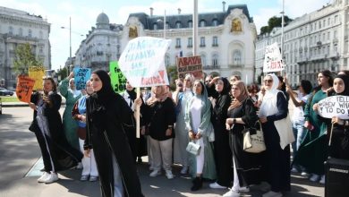 شهدت العاصمة النمساوية فيينا السبت الماضي وقفة احتجاجية أمام السفارة الفرنسية رفضا لحظر العباءة في المدارس، وندد المتظاهرون في هتافاتهم با