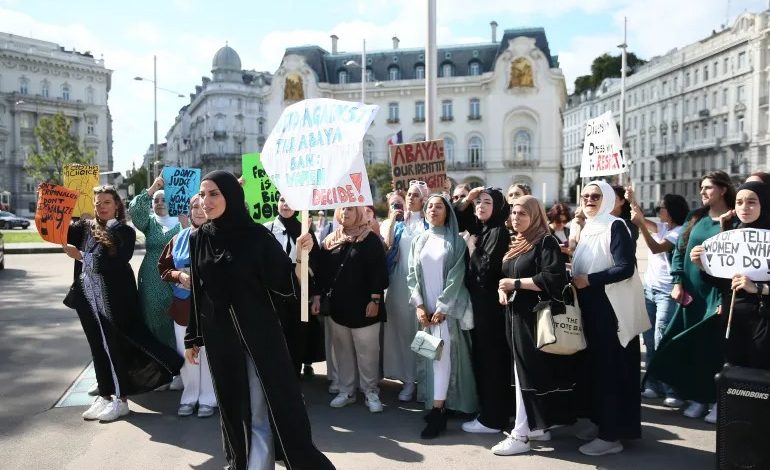 شهدت العاصمة النمساوية فيينا السبت الماضي وقفة احتجاجية أمام السفارة الفرنسية رفضا لحظر العباءة في المدارس، وندد المتظاهرون في هتافاتهم با