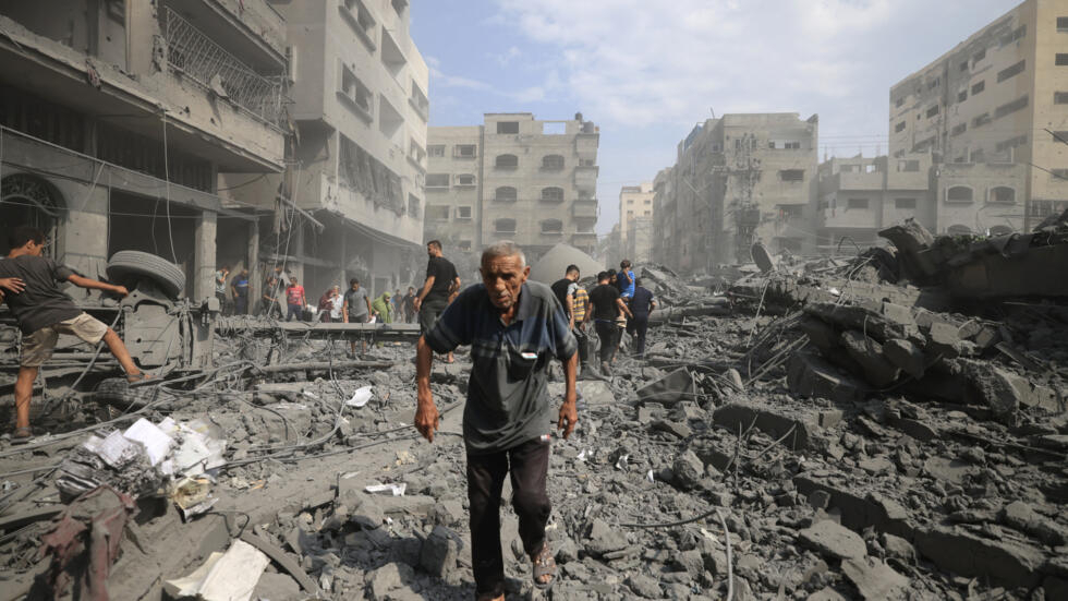 الاحتلال يدمر مساجد ومستشفيات بغزة