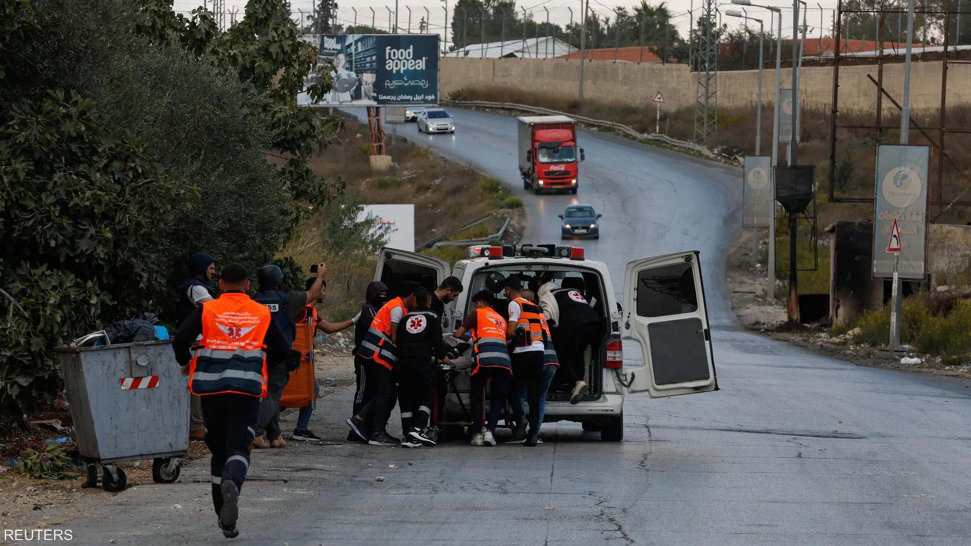 فرضت قوات الاحتلال "الإسرائيلي" اليوم الخميس، طوقا عسكريا مشدّدا على مخيم "نور شمس" شرق مدينة طولكرم، ومنعت التجول فيه ودفعت بآلياتها وجرا