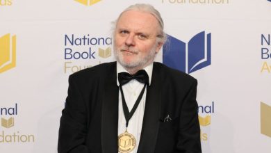 فاز الكاتب النرويجي يون فوسه بجائزة نوبل للآداب 2023، ويكتب فوسه بلغة نينوشك (أحد الأشكال الجديدة لكتابة اللغة النرويجية)،  وهي لغة "اختُرعت