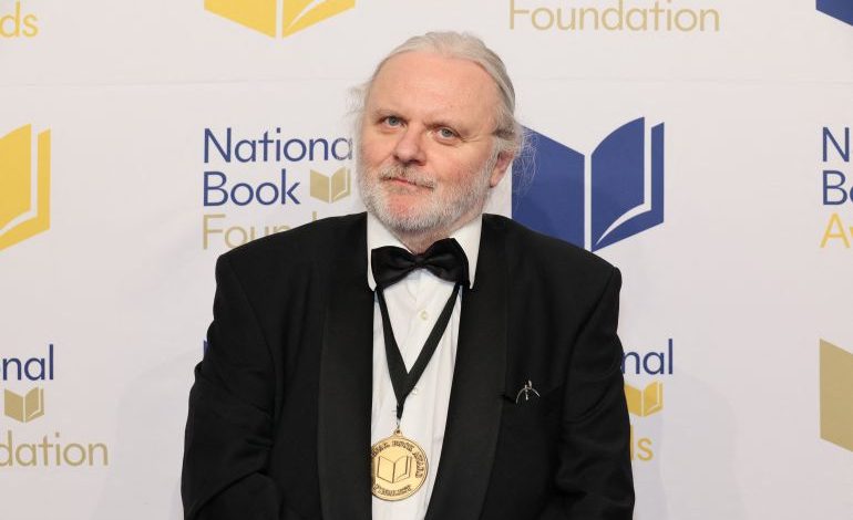 فاز الكاتب النرويجي يون فوسه بجائزة نوبل للآداب 2023، ويكتب فوسه بلغة نينوشك (أحد الأشكال الجديدة لكتابة اللغة النرويجية)،  وهي لغة "اختُرعت