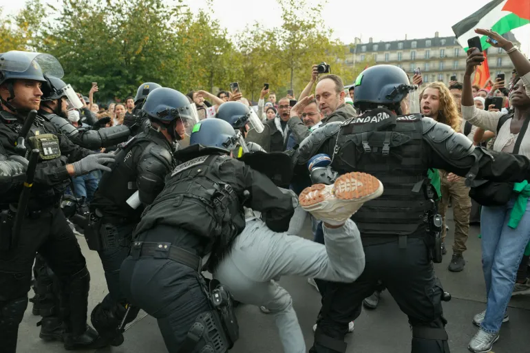 قالت صحيفة “فايننشال تايمز” في تقرير لها، إن الآثار المتتالية للحرب بين "إسرائيل" وحماس يشعر بها السكان المسلمون والعرب في جميع أنحاء أورو