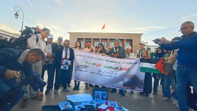 احتشد العشرات من الإعلاميين والإعلاميات المغاربة مساء أمس الإثنين 30 أكتوبر في وقفة رمزية أمام البرلمان بالرباط تنديدا بجرائم الاحتلال "ال