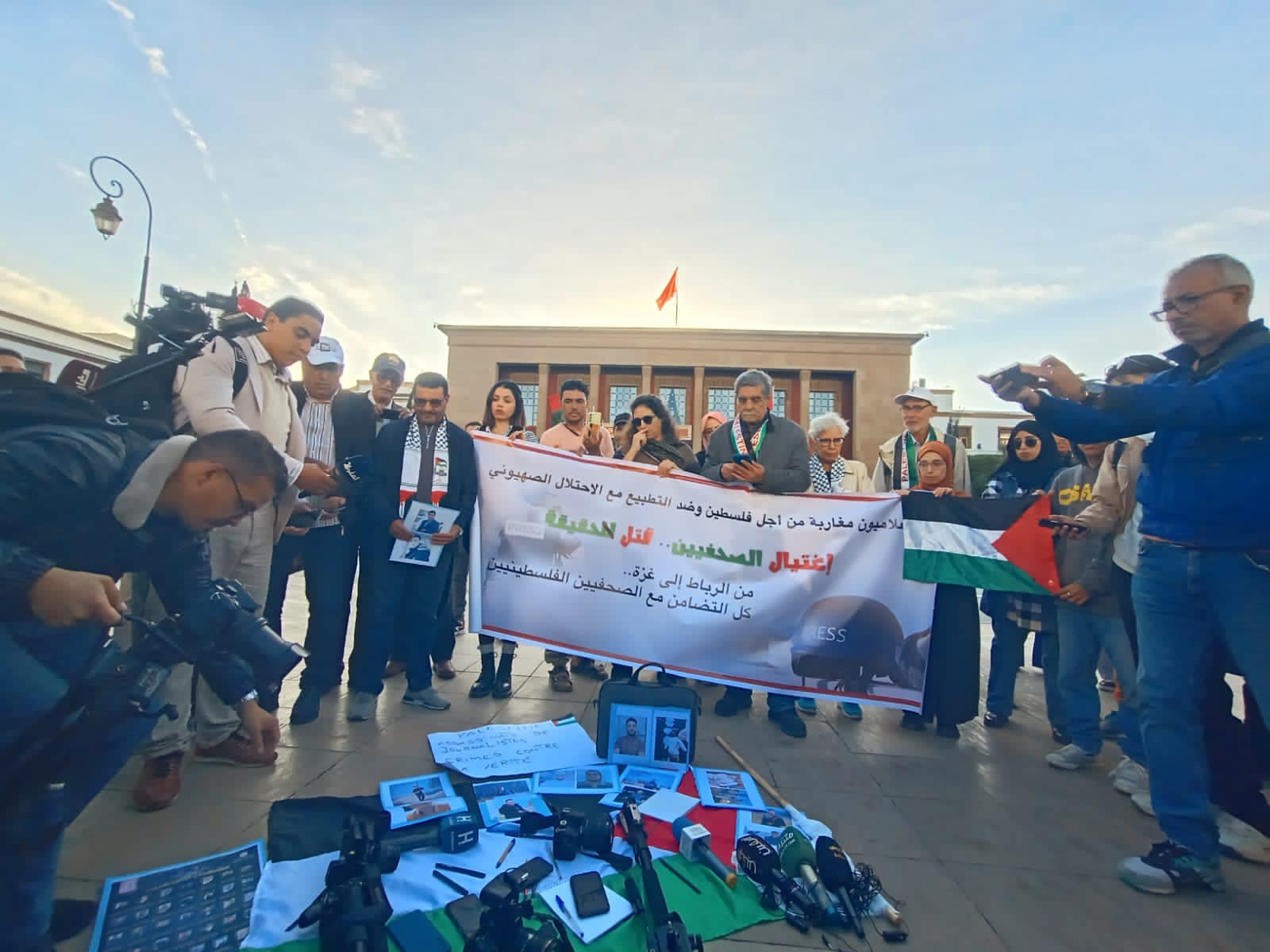 احتشد العشرات من الإعلاميين والإعلاميات المغاربة مساء أمس الإثنين 30 أكتوبر في وقفة رمزية أمام البرلمان بالرباط تنديدا بجرائم الاحتلال "ال