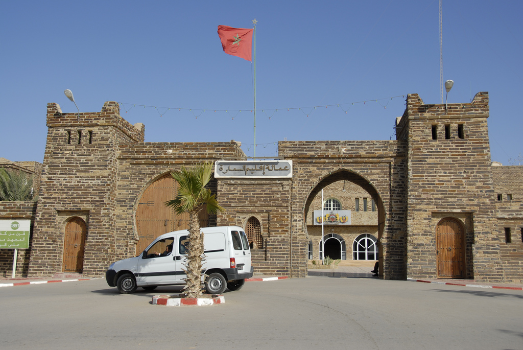 أعلن الوكيل العام للملك لدى محكمة الاستئناف بالعيونأنه تم تكليف الشرطة القضائية المختصة بإجراء بحث قضائي، إثر تسجيل وفاة شخص وإصابة ثلاثة