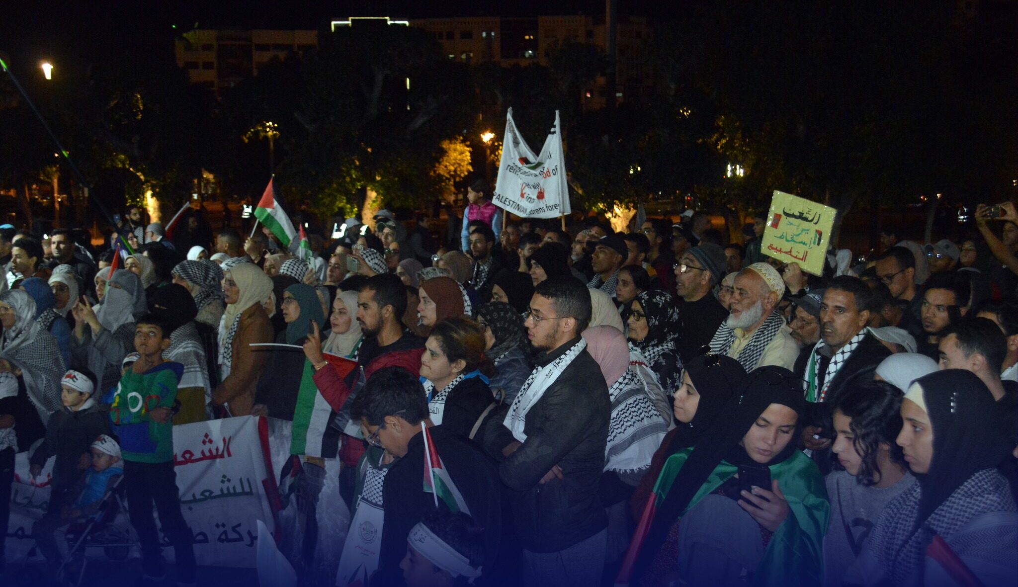 واصل المغاربة تنظيم فعالياتهم التضامنية مع الشعب الفلسطيني بوقفة مساء أمس الجمعة أمام محطة المسافرين بالدار البيضاء تحت شعار "غزة تقاوم..