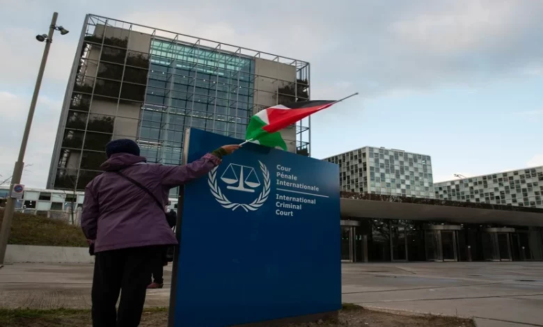 تقدم أزيد من 300 محامي ومحامية من مختلف دول العالم  بشكوى عن الضحايا الفلسطينيين الى المحكمة الجنائية الدولية في لاهاي، بشأن جرائم الإبادة