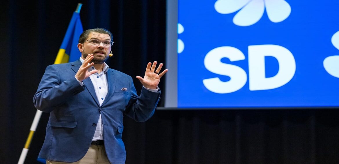 أثارت دعوة زعيم حزب “ديمقراطيو السويد” اليميني المتطرف جيمي أكسيون، إلى مصادرة بعض المساجد وهدمها وتسويتها بالأرض غضبا وانزعاجا كبيرا من ا