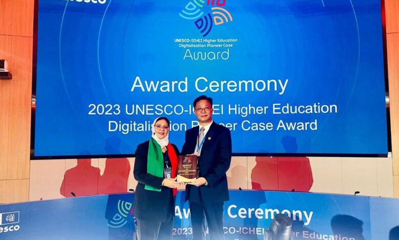فازت جامعة القاضي عياض بمراكش بجائزة اليونسكو UNESC-ECHEI تقديرا واعترافا لها بالتزامها وانخراطها في رقمنة التعليم العالي بفضل شهادة الوضع