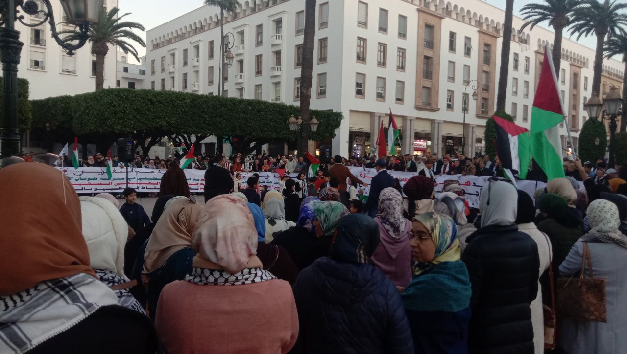 تواصلت سلسلة الوقفات الشعبية مساء اليوم الجمعة المناهضة لعدوان الاحتلال الهمجي وجرائم الإبادة والتطهير العرقي في حق المدنيين العزل في قطاع غزة، بوقفة ج