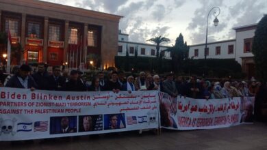 احتشد العشرات من المواطنين المغاربة مساء اليوم الجمعة 29 دجنبر أمام البرلمان بالرباط استمرارا في التعبئة الشعبية التي تقودها مجموعة العمل