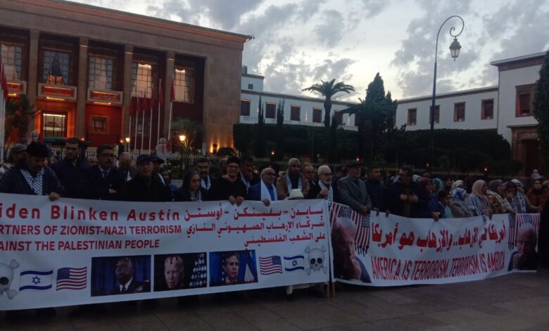 احتشد العشرات من المواطنين المغاربة مساء اليوم الجمعة 29 دجنبر أمام البرلمان بالرباط استمرارا في التعبئة الشعبية التي تقودها مجموعة العمل