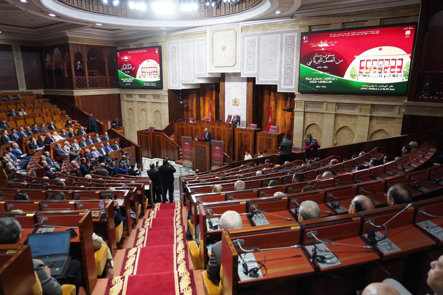 سارعت الأحزاب والفرق البرلمانية إلى تفعيل الدعوة التي وجهها الملك محمد السادس في خطابه بمناسبة افتتاح الدورة الأولى من السنة التشريعية الر