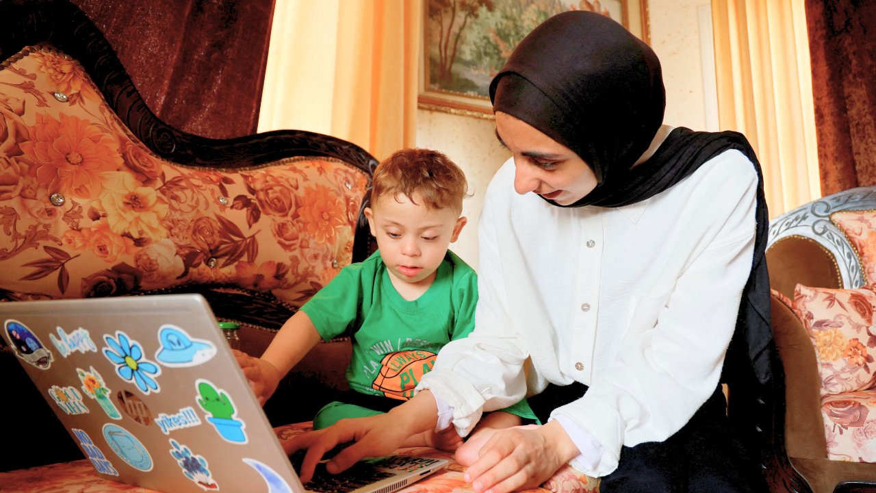 أظهرت دراسة حديثة أن الأمهات يتولين 7 من أصل 10 مهام تنظيمية للحياة الأسرية، مما يجعلهن يتحملن العبء العقلي الأكبر مقارنة بالآباء. يتجسد هذا