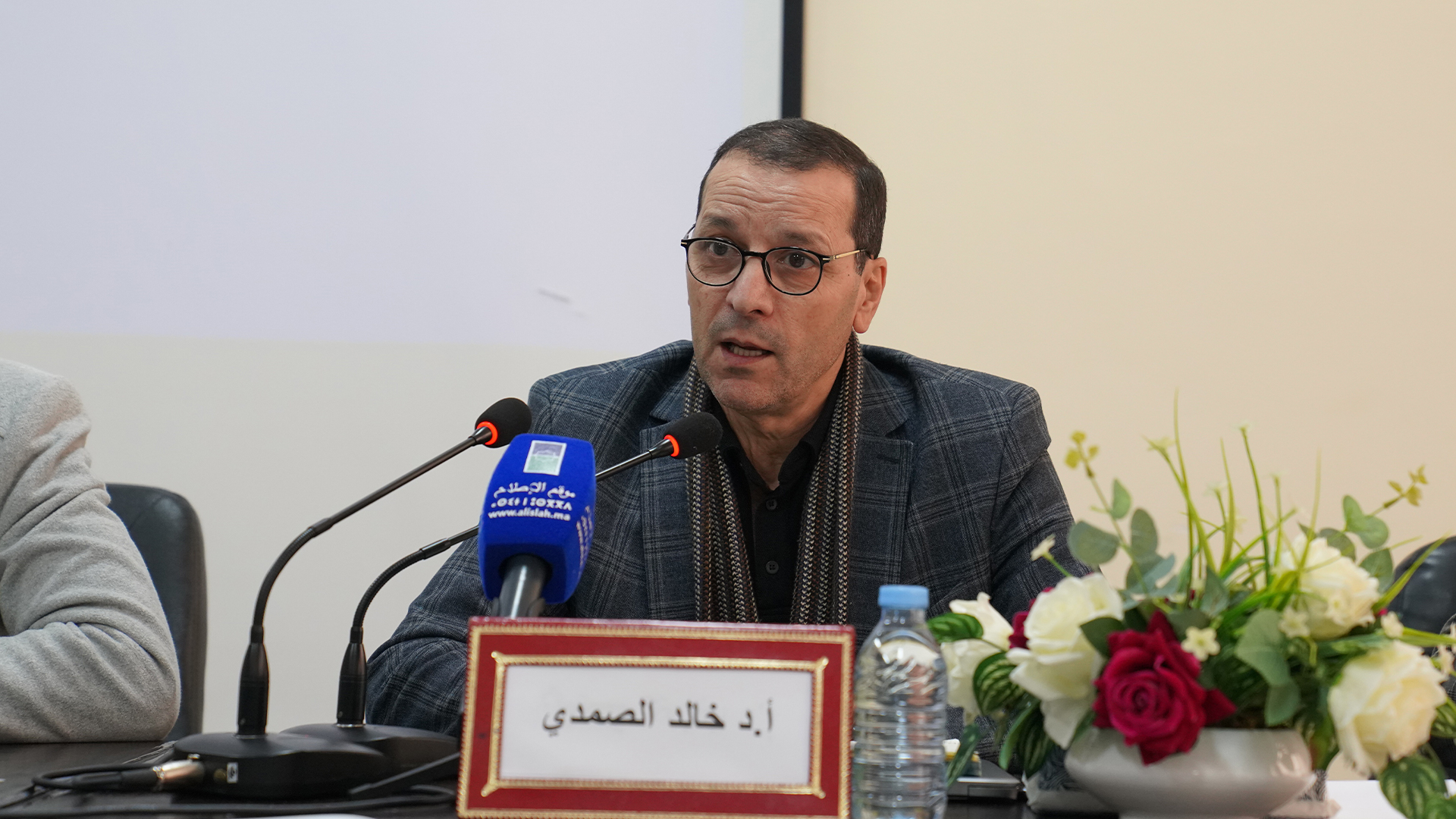 خلّف تصميم مجسم يجسّد كرة قدم موضوعة فوق صومعة مسجد حسان بـ"أكاديمية محمد السادس لكرة القدم"، موجة من الانتقادات والاستياء من طرف عدد من ا