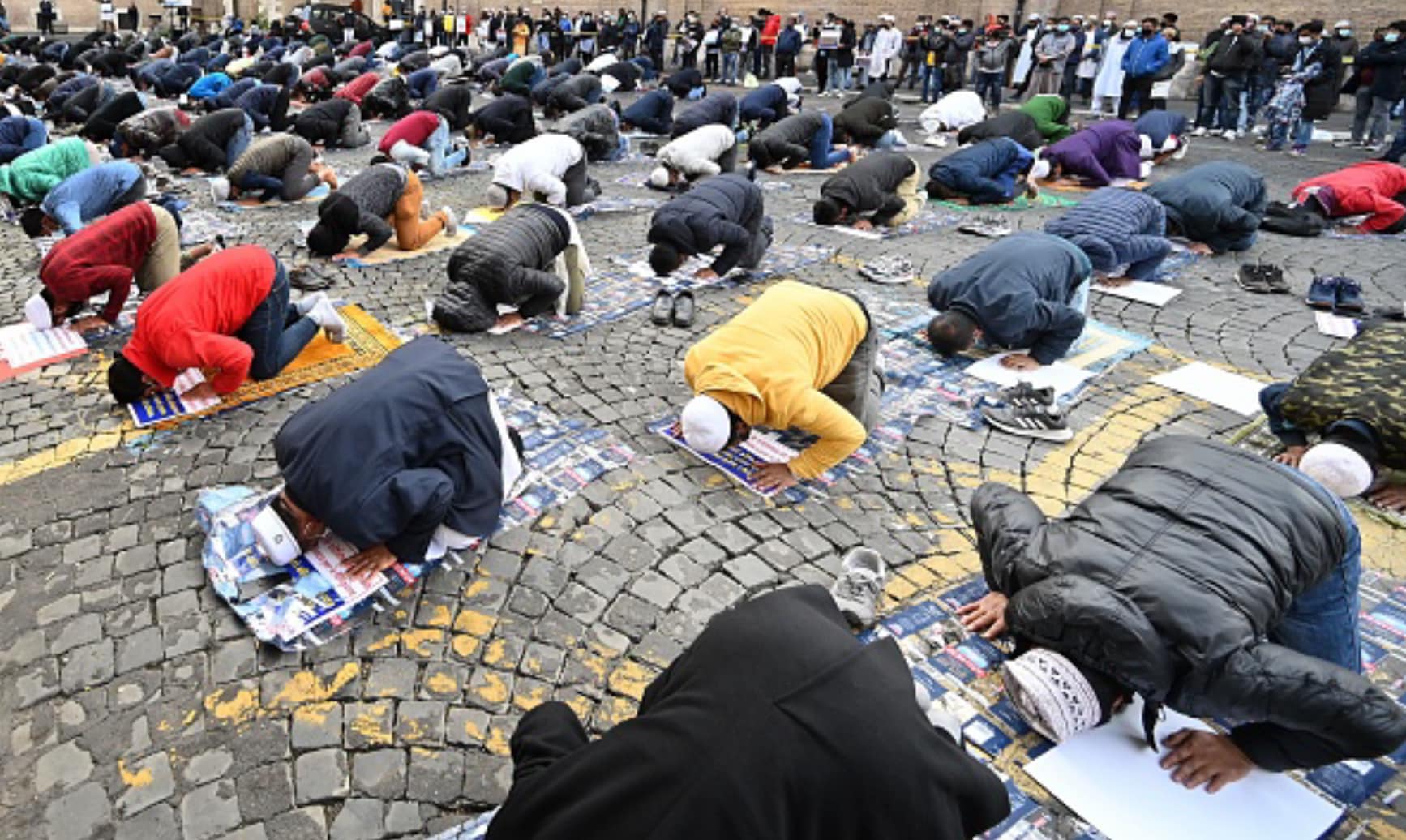 أعلنت جمعية دار السلام الثقافية الإسلامية في مونفالكوني الإيطالية أن عامليها فوجئوا مؤخرا بظرف مجهول المصدر يحتوي على صفحات محروقة من المص