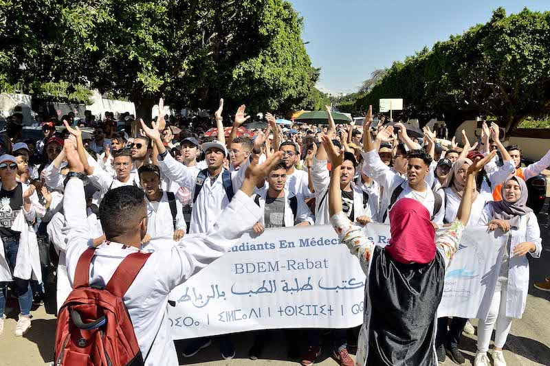 أطلق نقابيون مبادرة من أجل تفادي سنة بيضاء لطلبة كليات الطب والصيدلة وطب الأسنان العمومية على خلفية الاحتجاجات التي يخوضها الطلبة احتجاجا ع