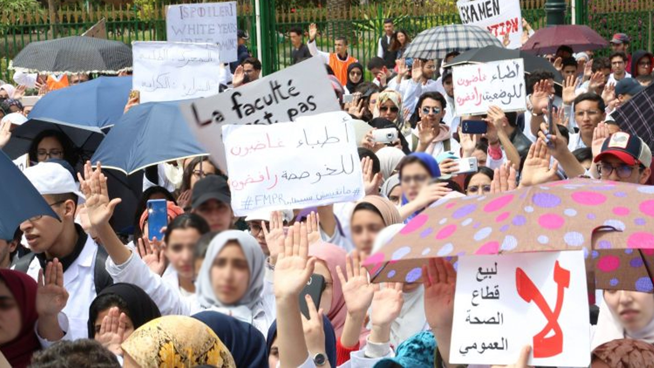 واصل طلبة كليات الطب والصيدلة وطب الأسنان رفضهم لتقليص مدة الدراسة عبر خوصهم أشكال نضالية تتمثل في مقاطعة  الدروس والامتحانات وجدّدوا التأك