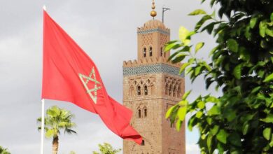أظهرت نتائج استطلاع أجرته منصة "ستاتيستا" الألمانية حول الإيمان والمعتقد في العالم، أن التدين يحتل مكانة قوية في المجتمع المغربي. يعكس هذا ا
