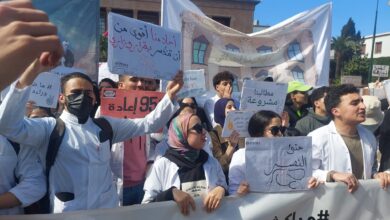 احتشد المئات من طلبة كلية الطب والصيدلة وطب الأسنان أمس الخميس أمام البرلمان احتجاجا على إصرار كل من وزارة التعليم العالي والبحث العلمي والاب
