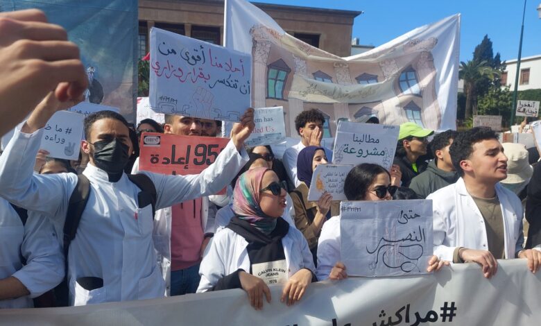 احتشد المئات من طلبة كلية الطب والصيدلة وطب الأسنان أمس الخميس أمام البرلمان احتجاجا على إصرار كل من وزارة التعليم العالي والبحث العلمي والاب