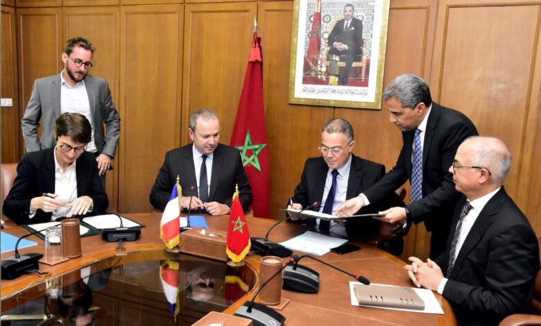 وقع المغرب، ممثلا في الوزير المنتدب لدى وزيرة الاقتصاد والمالية المكلف بالميزانية فوزي القجع، والوكالة الفرنسية للتنمية، ممثلة في سفير فرنسا