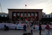 احتشد العشرات من المغاربة مساء اليوم الجمعة 8 مارس 2024 أمام البرلمان في إطار مواصلة الفعاليات الشعبية التي تنظمها مجموعة العمل الوطنية من أجل فلسطين منذ 7 أكتوبر 2023.
